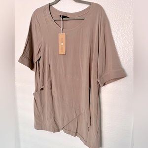 TENDENCY Layered Khaki Tan Pullover Top Round Neck Asymmetric Hem w Pocket